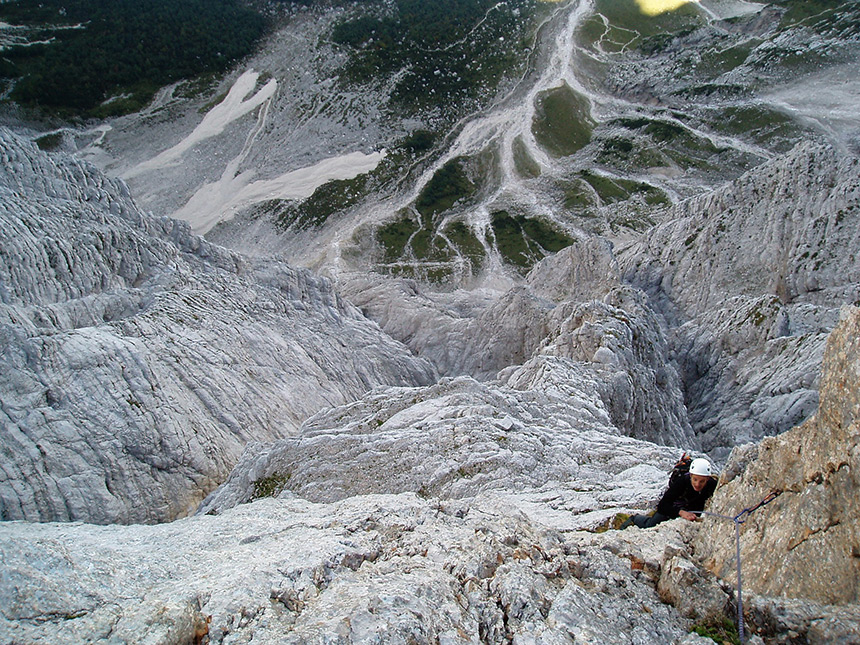 V zgornjem delu slovitega Čopovega stebra v Steni. Foto: Tomaž Jakofčič