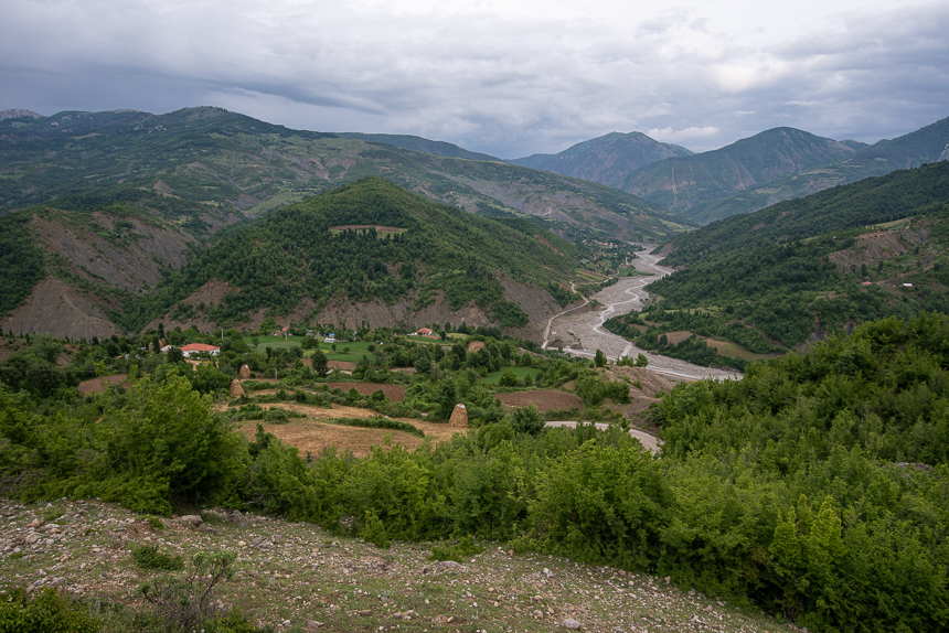 Pogled proti vodozbirnem področju soteske Holta