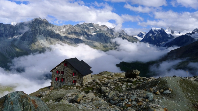 Koča Aiguille Rouge nad dolino Arole v Švici Majhno a prijazno zavetišče v manj obljudenem delu švicarskih gora.