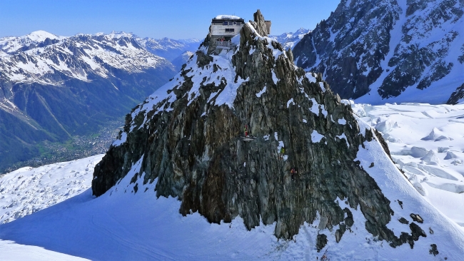 Koča Grend Mulets (3065 m) v pogorju Mont Blanca je očitno varna pred plazovi.