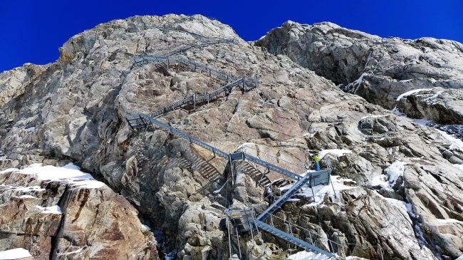 Najvišje stopnišče v Alpah premore kar 450 stopnic in vodi iz ledenika Aletsch do koče Konkordia (2750 m)